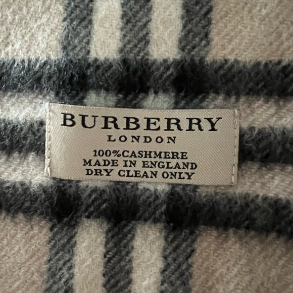Burberry scarf, mint condition. Worn once. - Picture 2 of 3